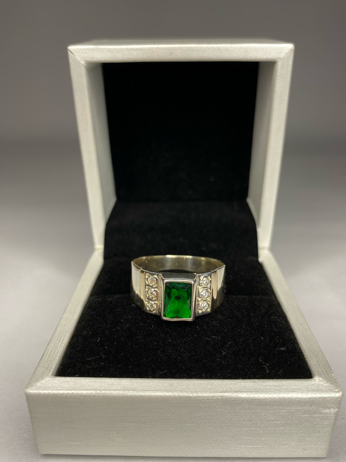 Anillo de plata 950 con oro 14k. Más piedra esmeralda