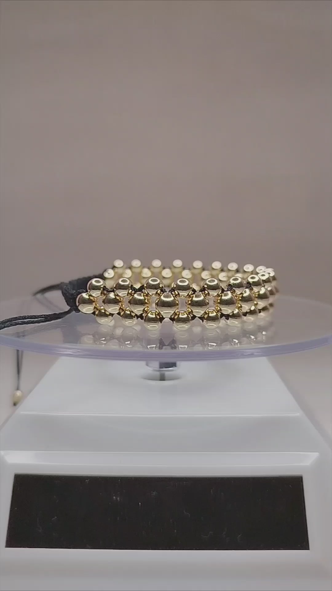 Pulsera de hilo negro con 60 pelotitas de oro 14k / oro 18k