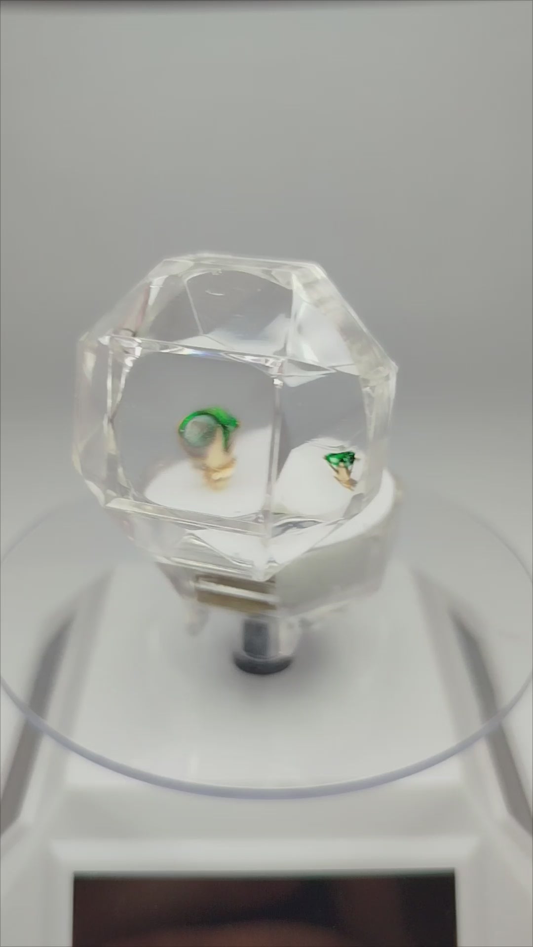 Aros de oro 14k con piedra esmeraldina