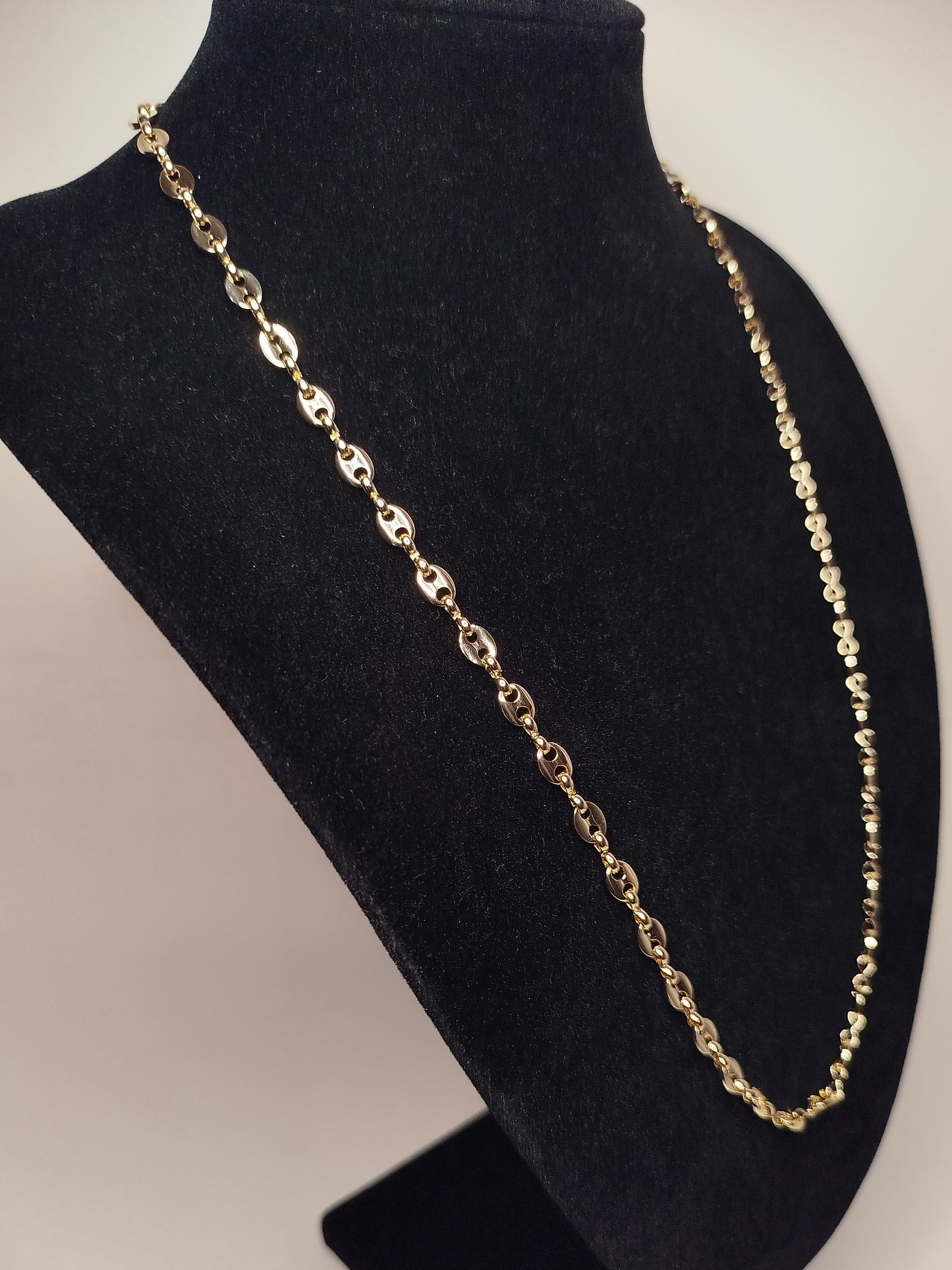 Cadena de oro con eslabones