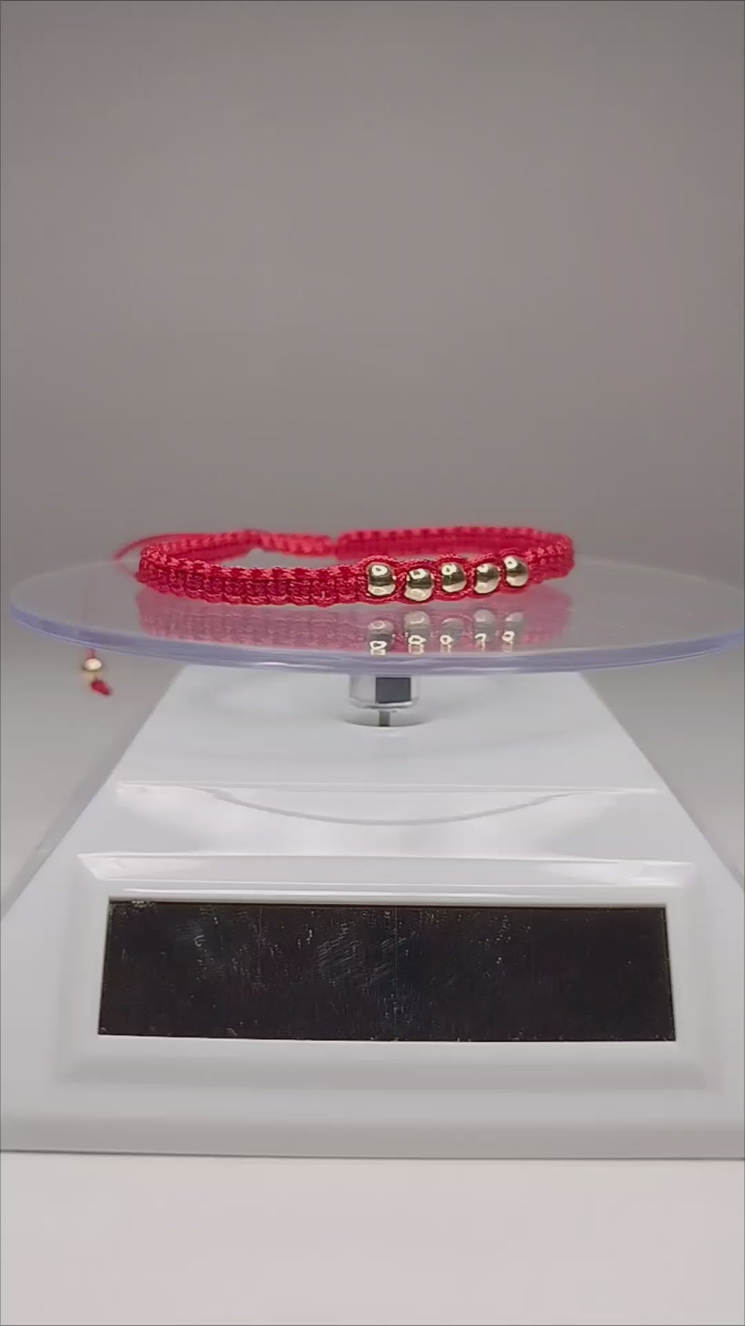 Pulsera de hilo rojo con 7 pelotitas de oro 18k