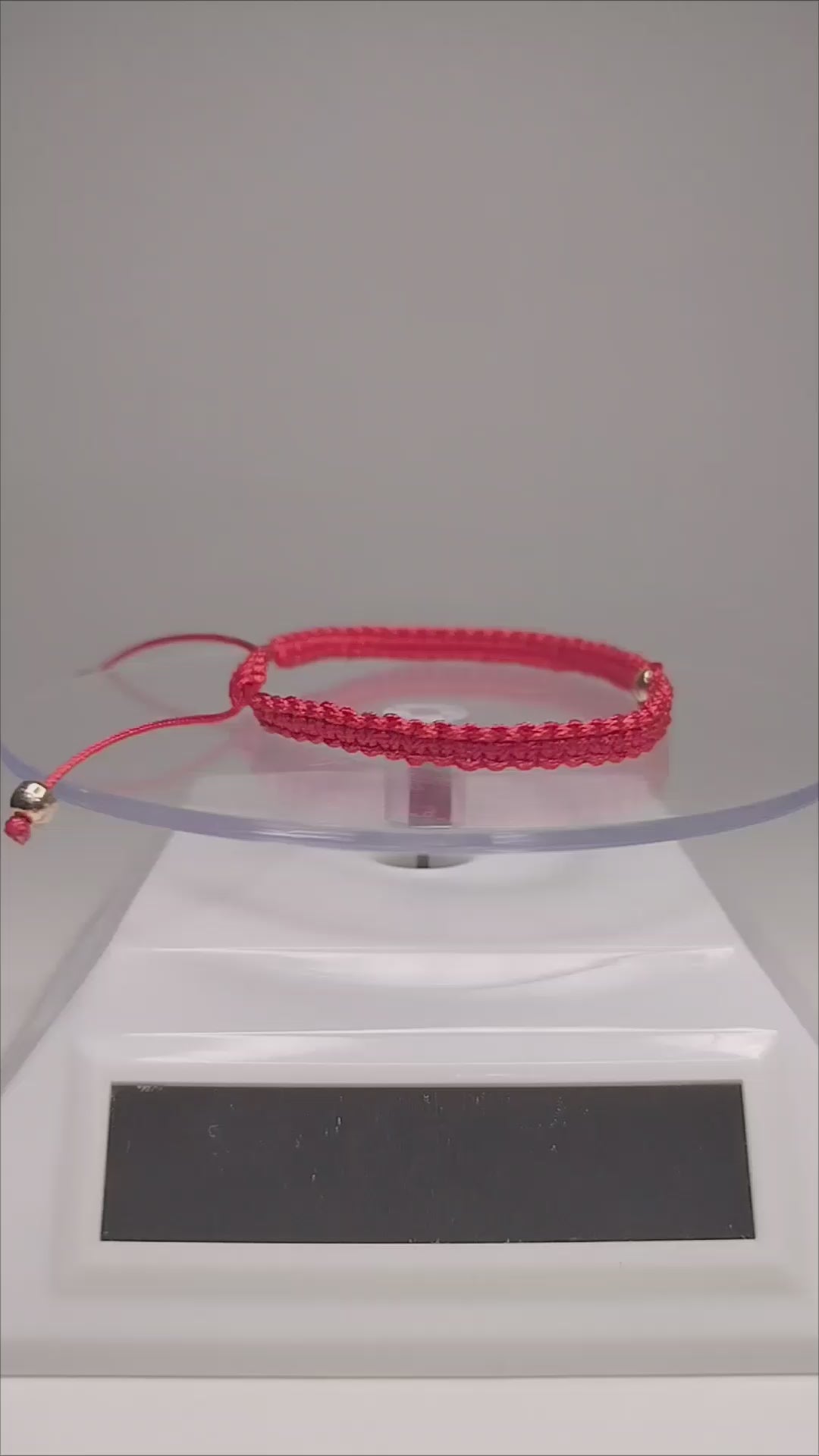 Pulsera de hilo rojo con 3 pelotitas de oro 18k