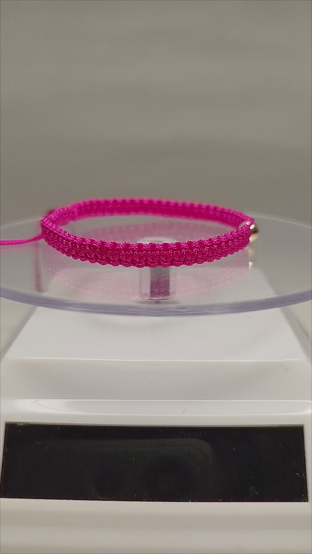 Pulsera de hilo rosa con 3 pelotitas de oro 14k / oro 18k