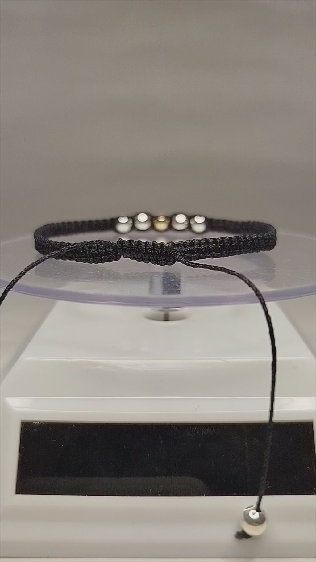 Pulsera de hilo negro con 1 pelotitas de oro 18k y 6 pelotitas de plata 950