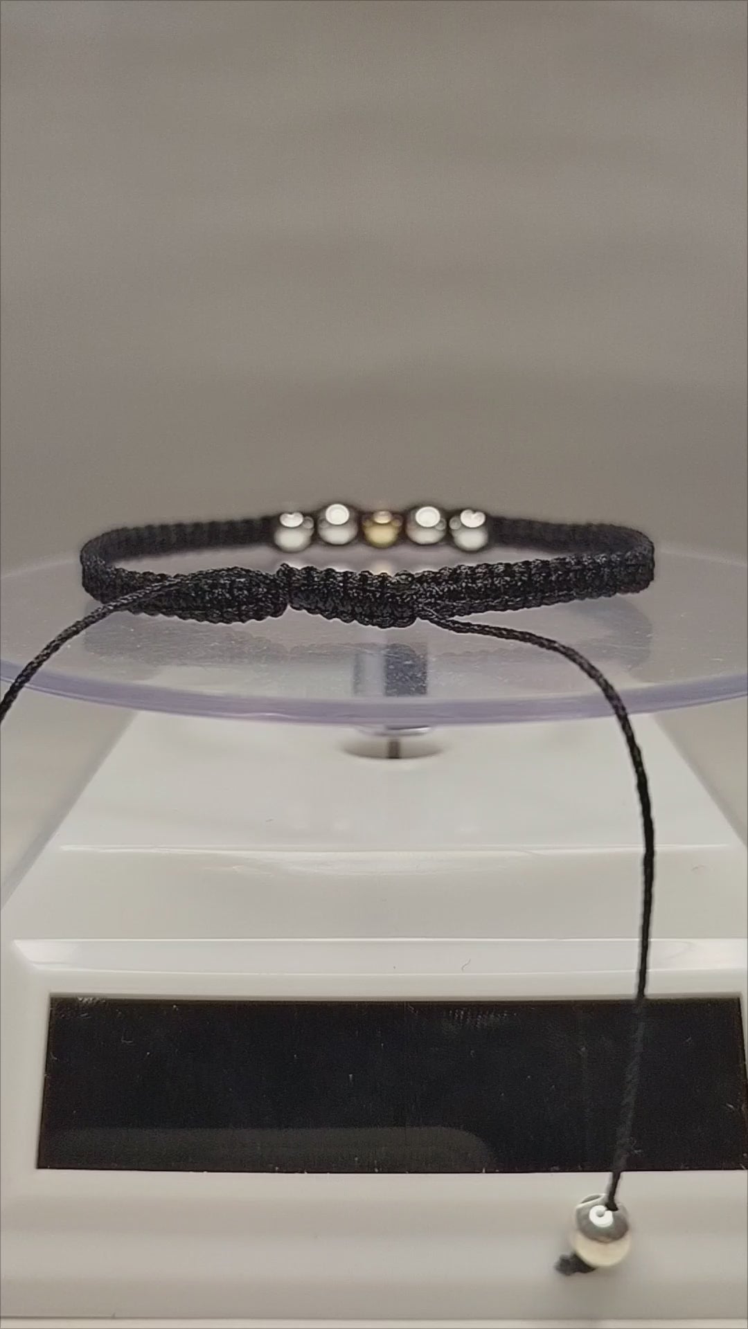 Pulsera de hilo negro con 1 pelotitas de oro 18k y 6 pelotitas de plata 950
