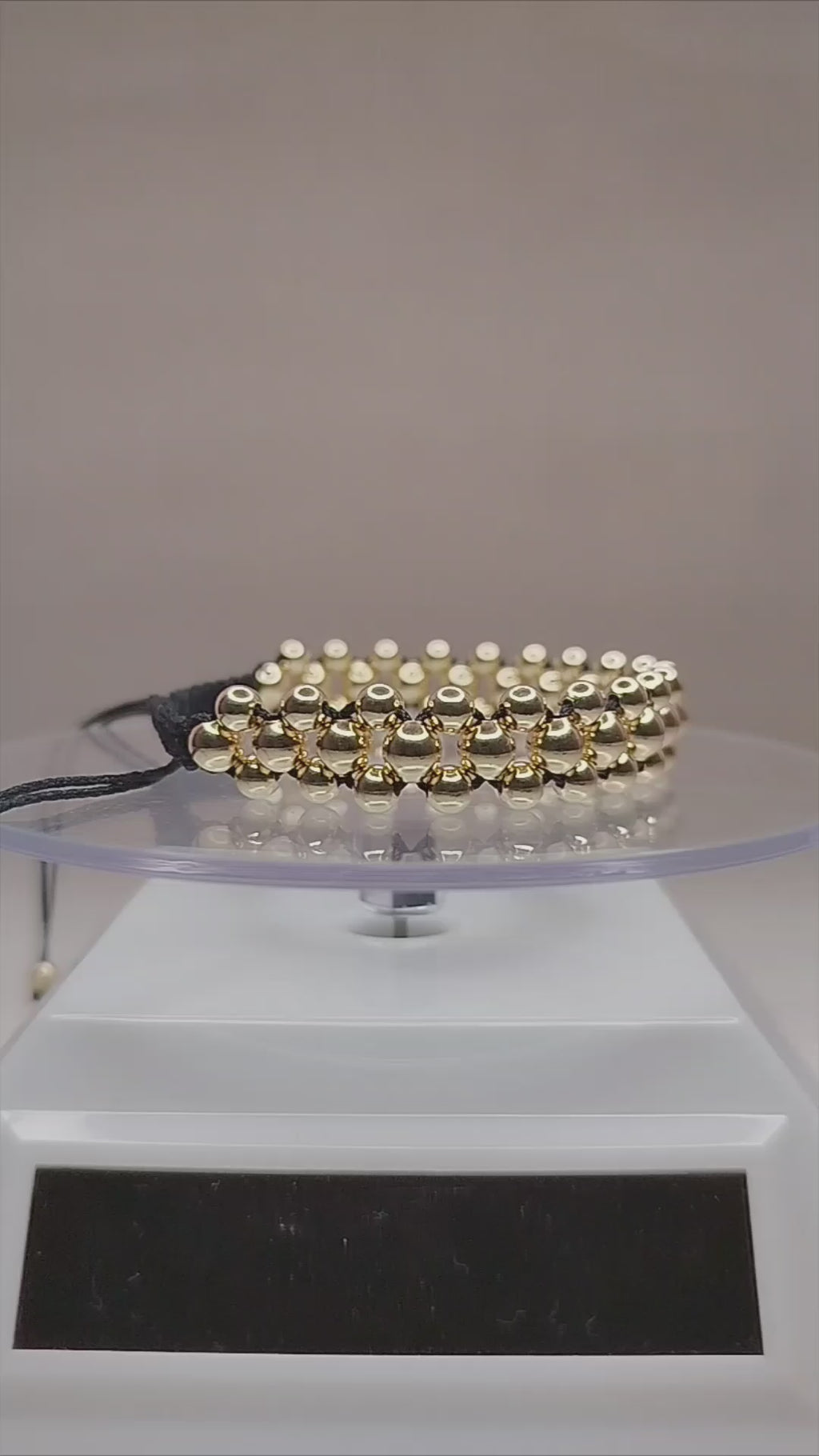 Pulsera de hilo negro con 60 pelotitas de oro 14k / oro 18k