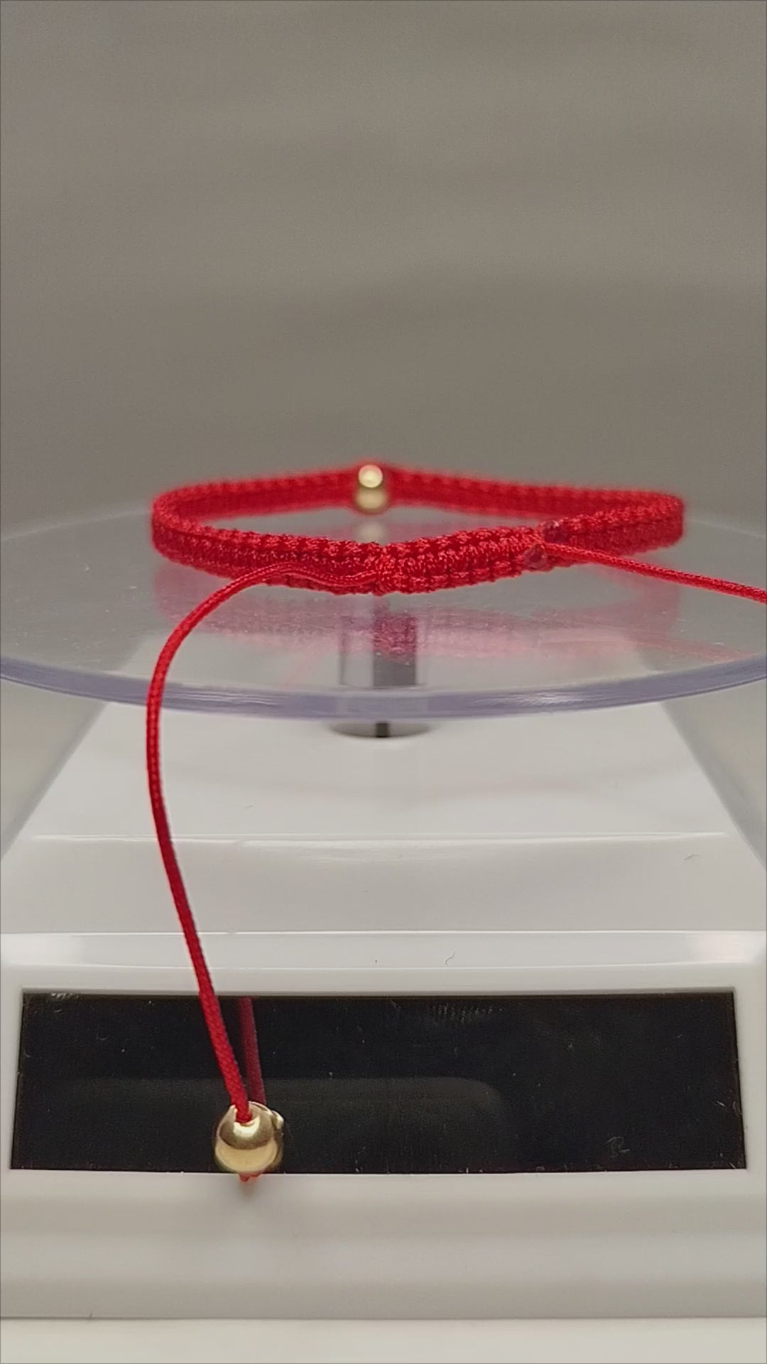 Pulsera de hilo rojo con 3 pelotitas de oro 18k