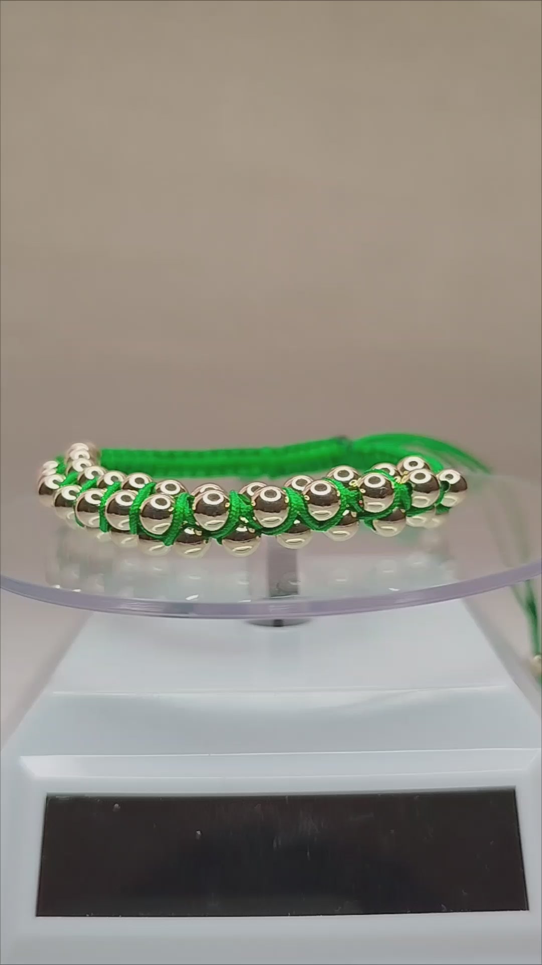 Pulsera de hilo verde con 45 pelotitas de oro 14k / oro 18k