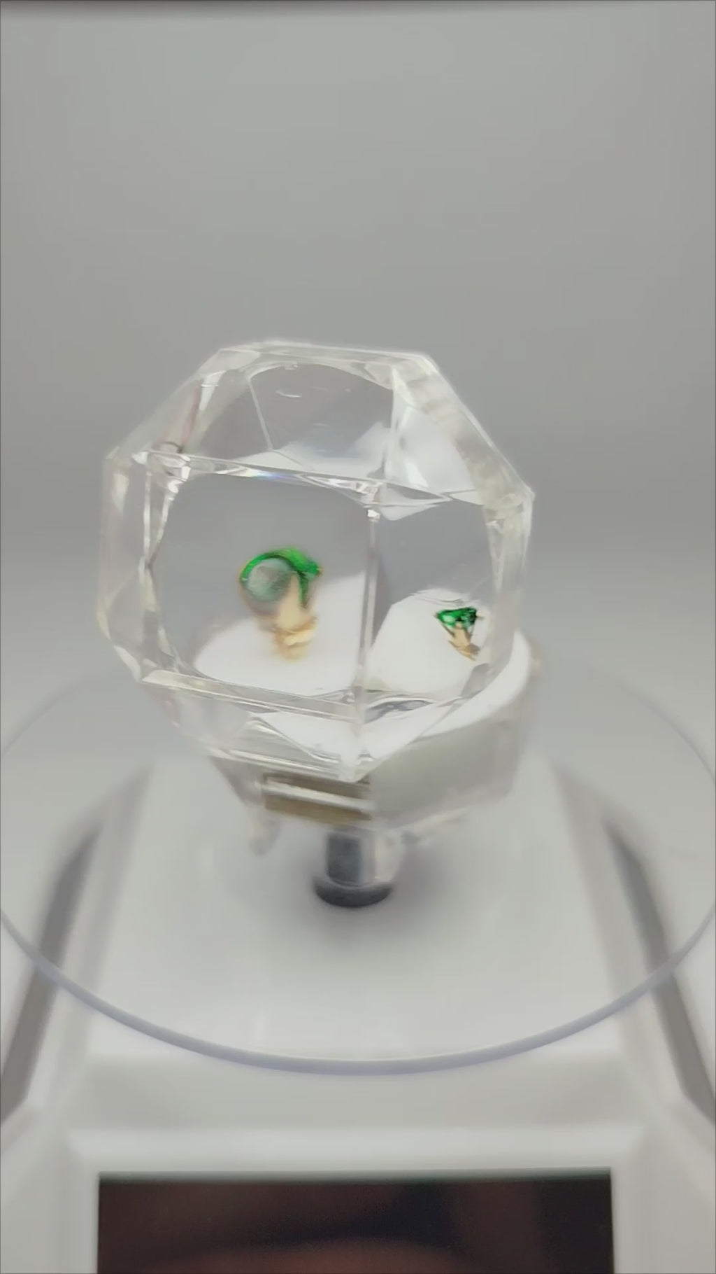 Aros de oro 14k con piedra esmeraldina