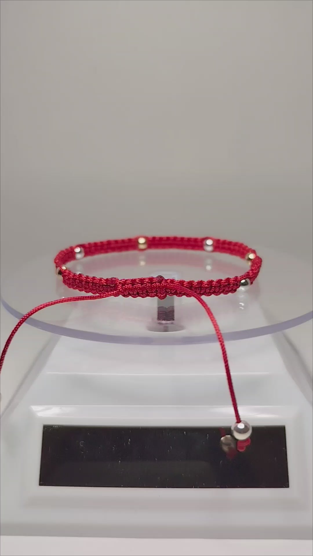 Pulsera de hilo rojo con 4 pelotitas de oro 18k y 4 pelotitas de plata 950