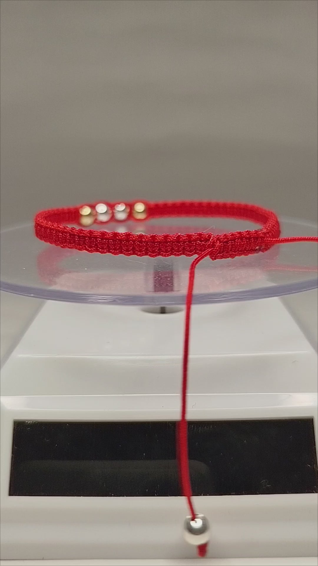 Pulsera de hilo rojo con 2 pelotitas de oro 18k y 4 pelotitas de plata 950