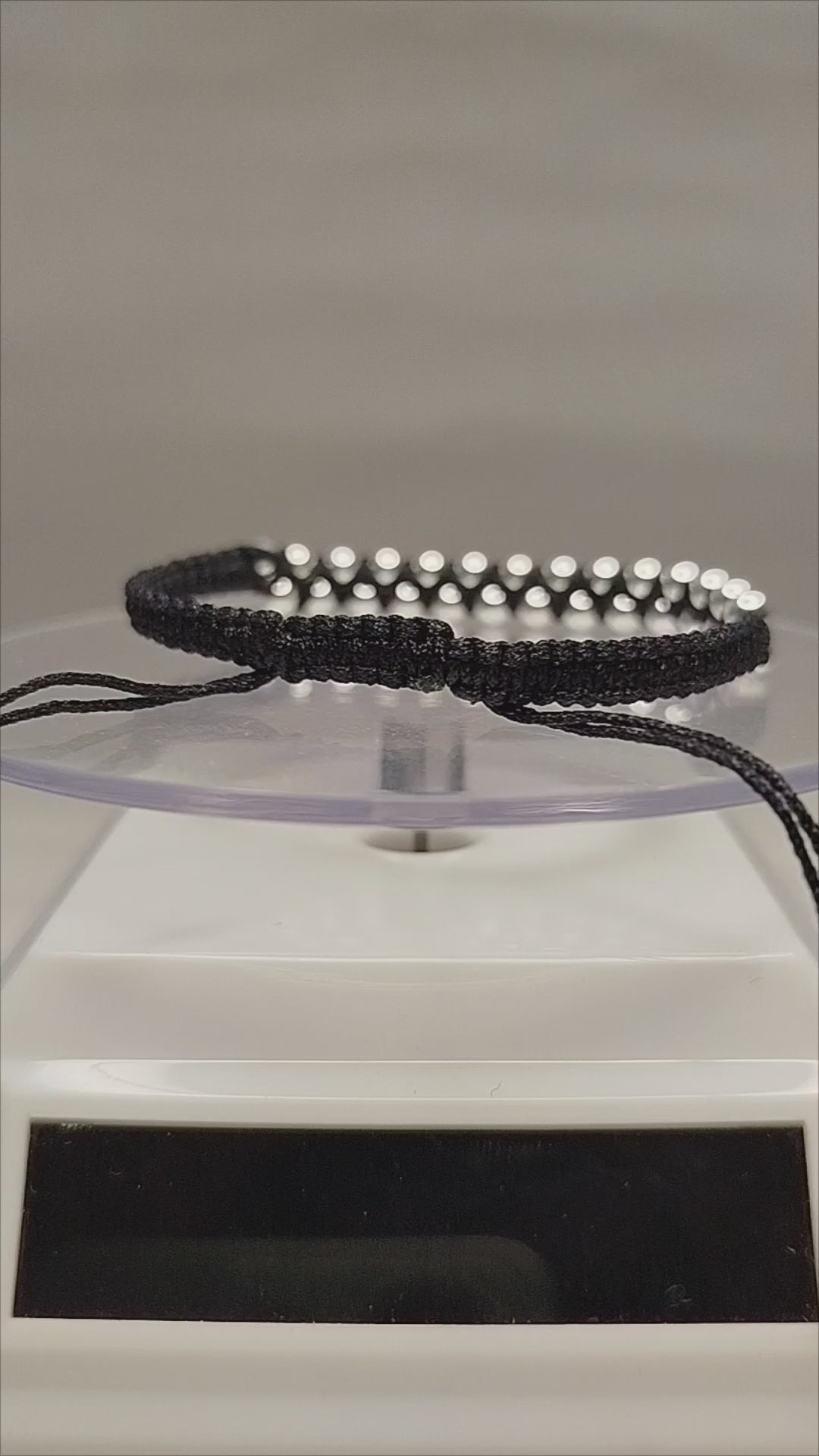 Pulsera de hilo negro con 30 pelotitas de plata 950