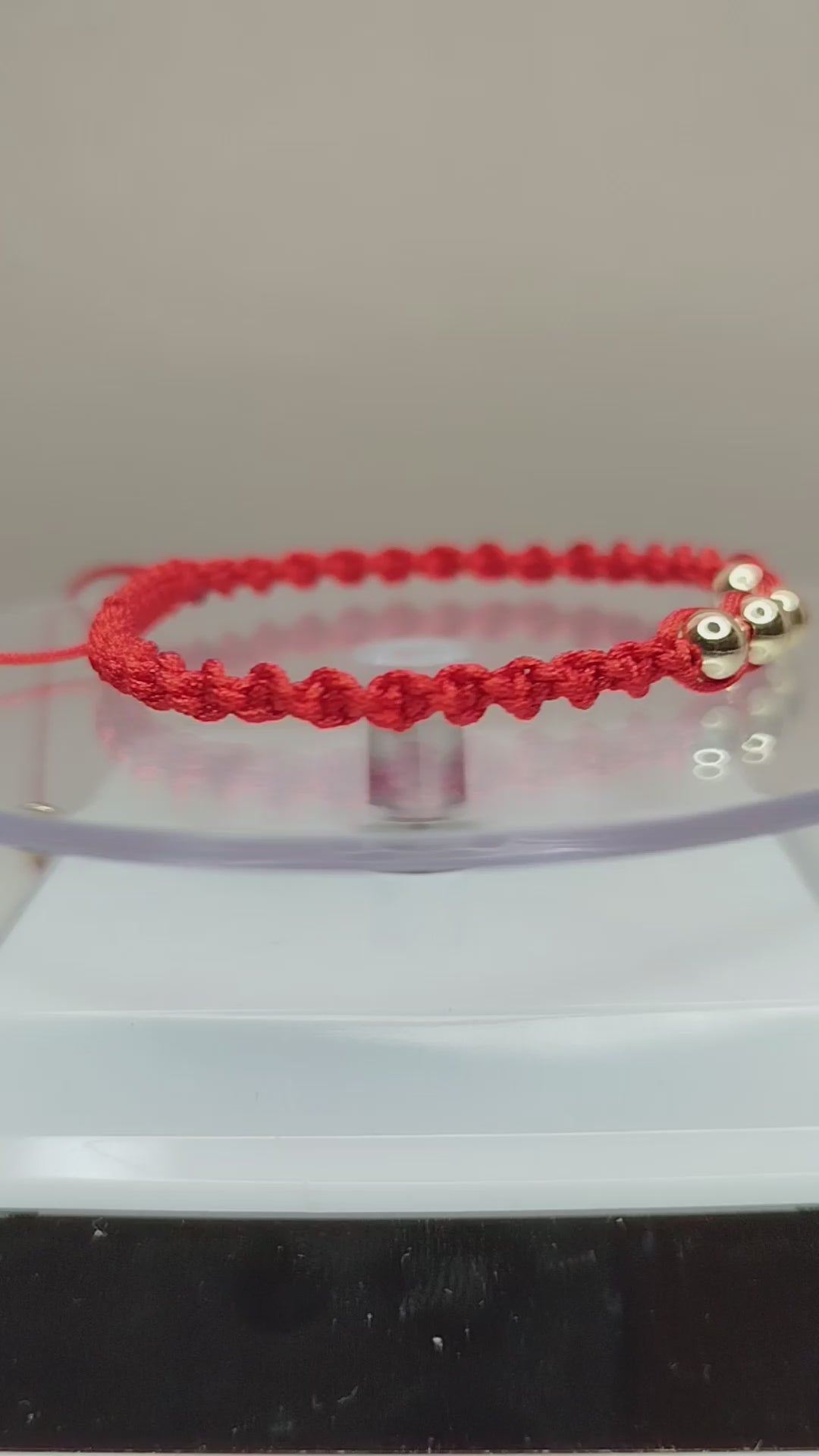 Pulsera de hilo rojo estilo turbillon con 7 pelotitas de oro 14k / oro 18k