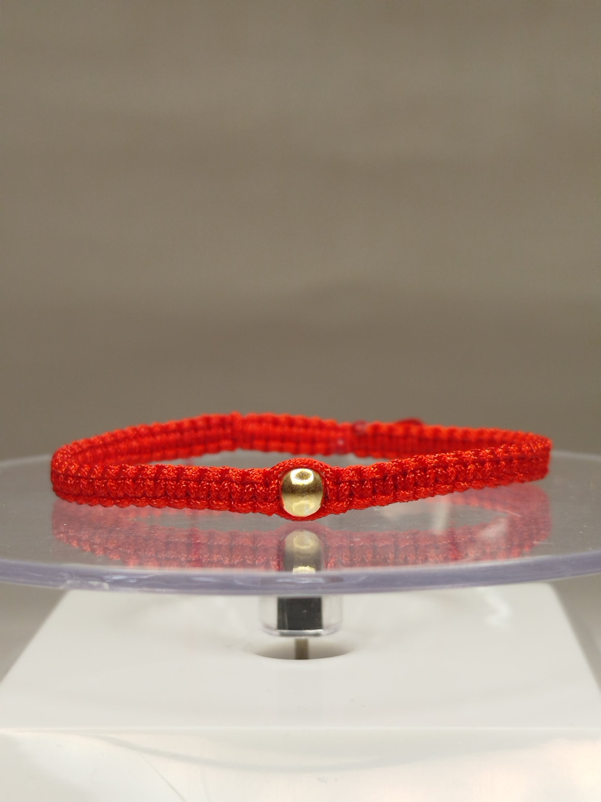 Pulsera de hilo rojo con 3 pelotitas de oro 18k