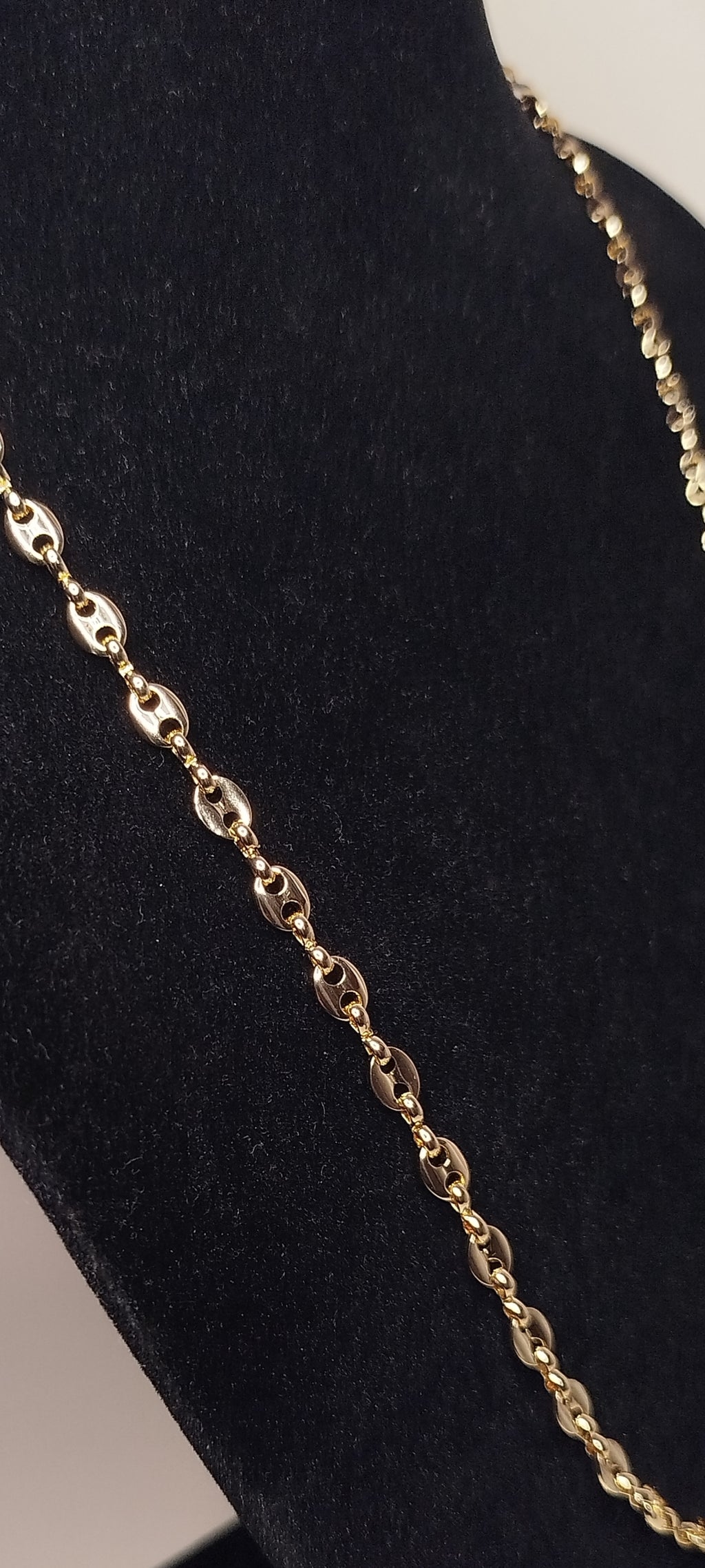 Cadena de oro con eslabones