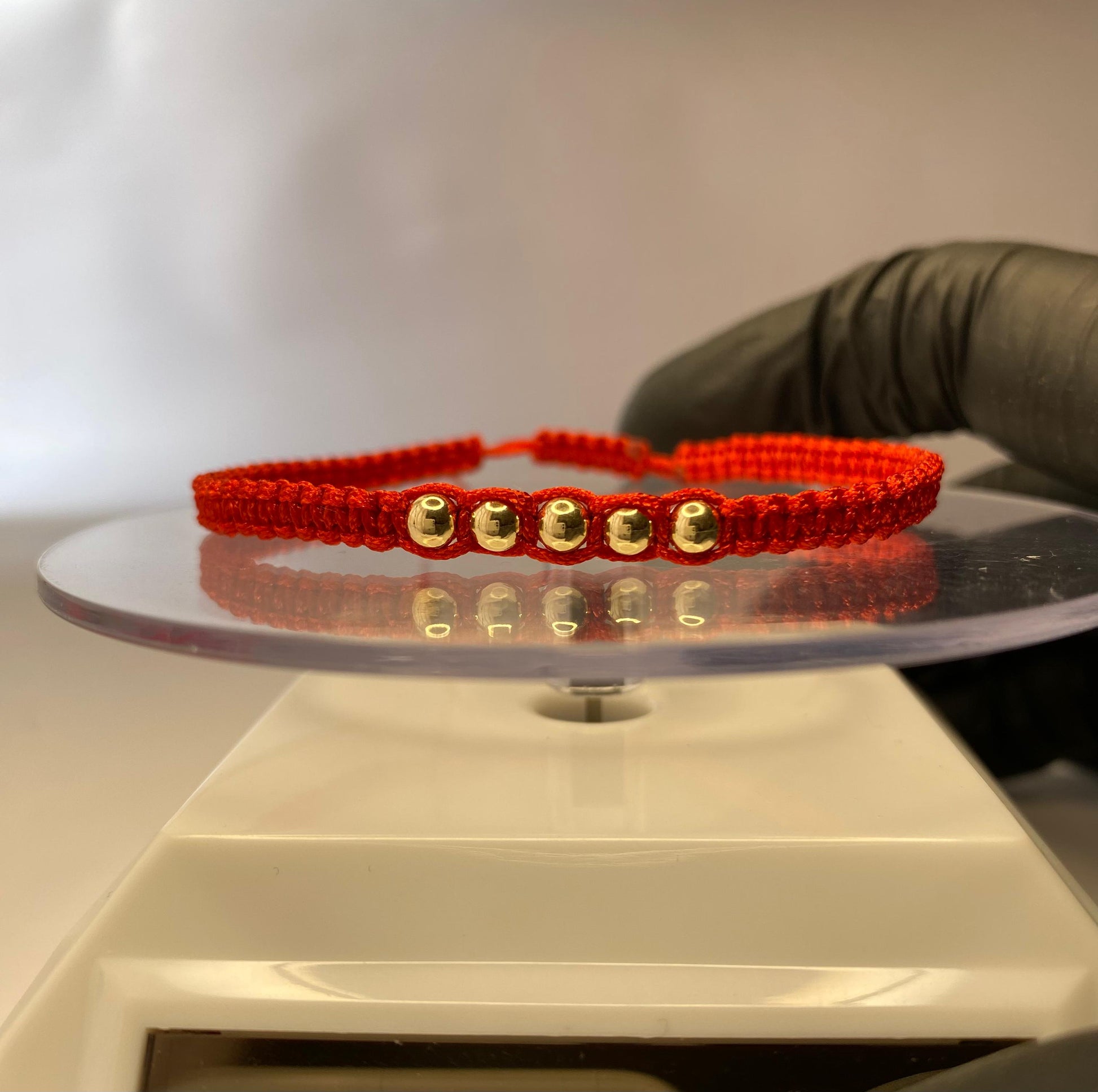 Pulsera de hilo rojo con 7 pelotitas de oro 14k / oro 18k