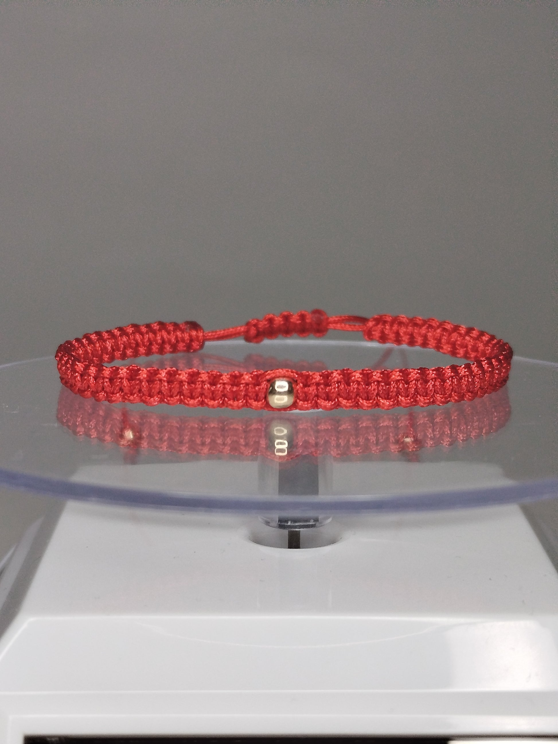 Pulsera de hilo rojo con 3 pelotitas de oro 18k