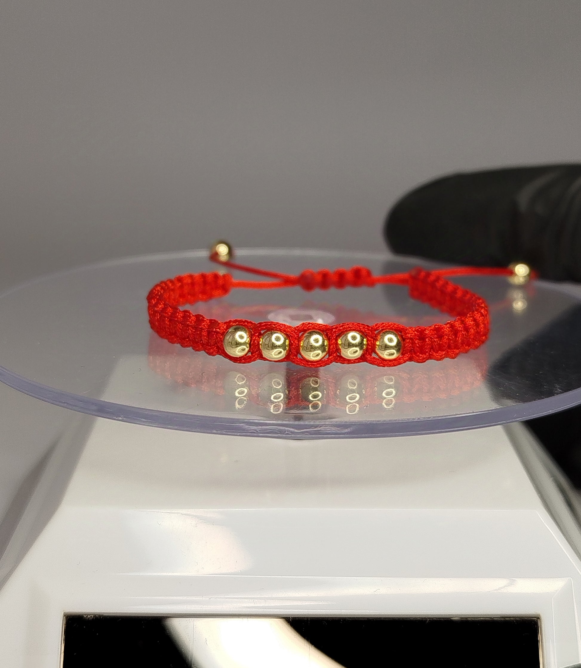 Pulsera de hilo rojo con 7 pelotitas de oro 14k / oro 18k (para niñ@s)