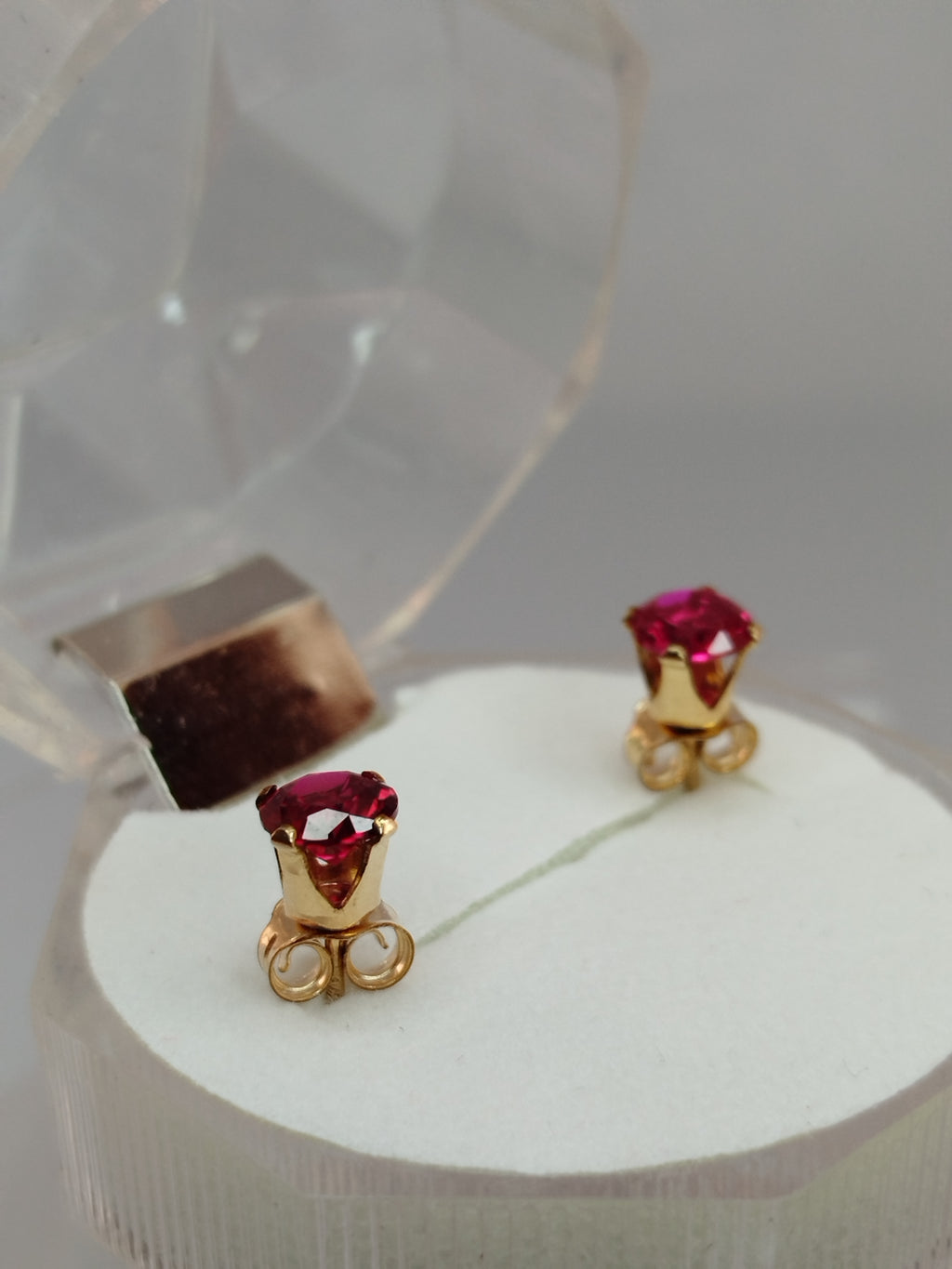 Aros de oro 14k con piedra rubilita
