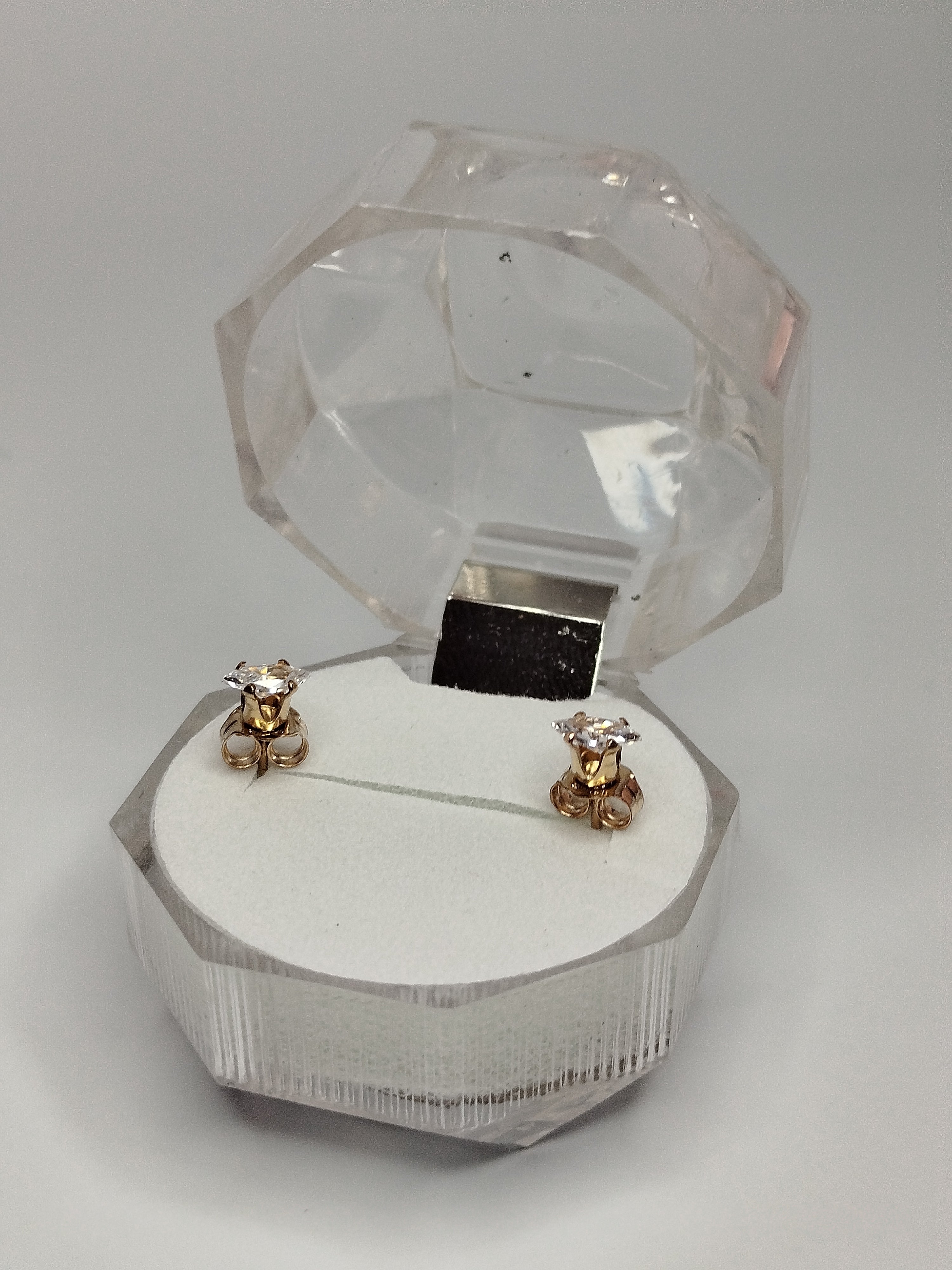 Aros de oro 14k con piedra cristal