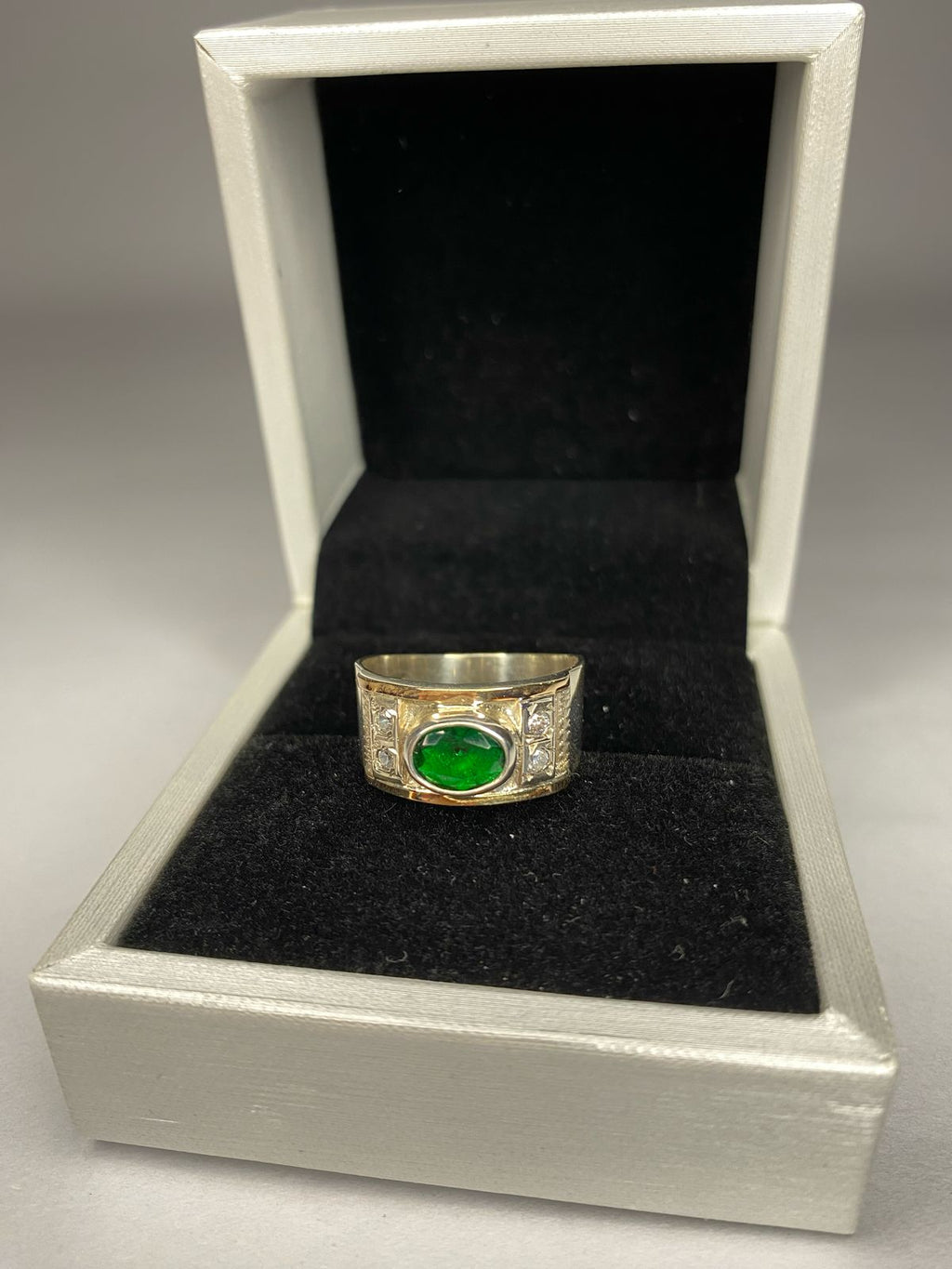 Anillo de plata 950 con oro 14k. Más piedra esmeralda y de cristales
