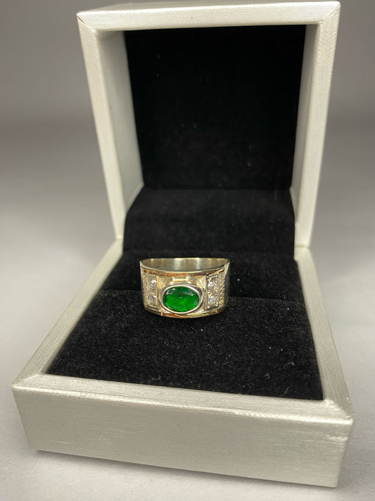 Anillo de plata 950 con oro 14k. Más piedra esmeralda y de cristales