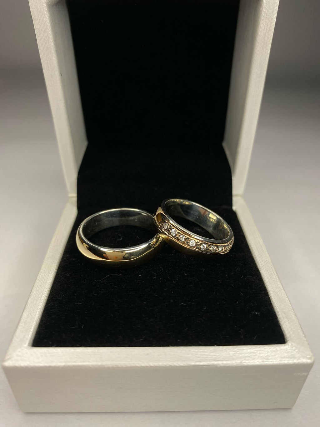 Argollas media caña plata con oro + circón
