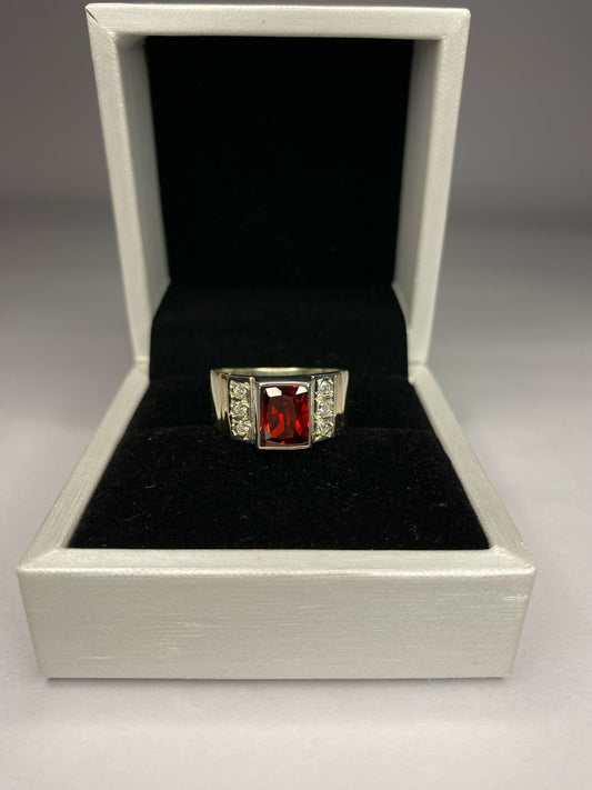Anillo de plata 950 con oro 14k. Más piedra rubí y de cristales
