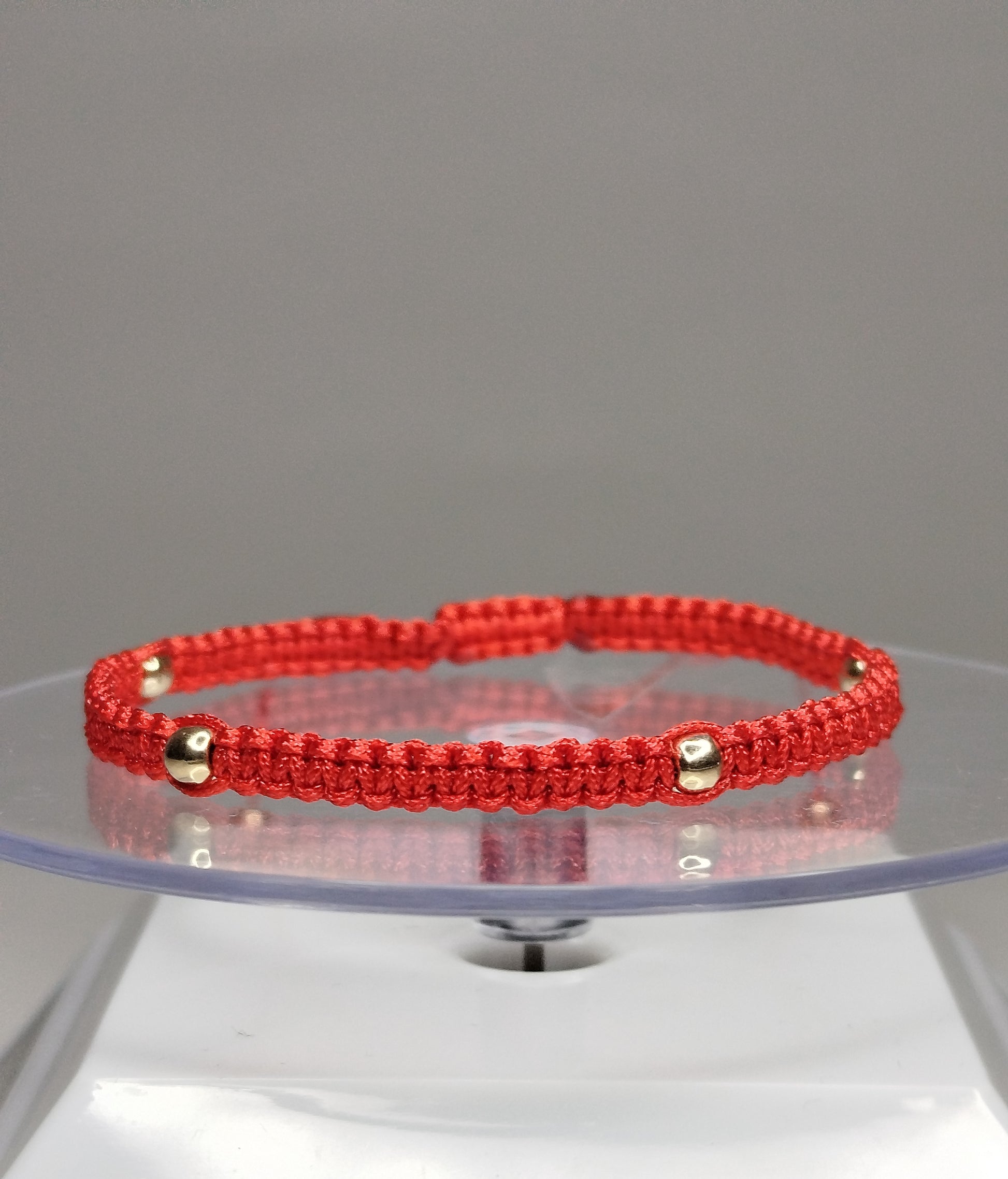 Pulsera de hilo rojo con 6 pelotitas de oro 18k