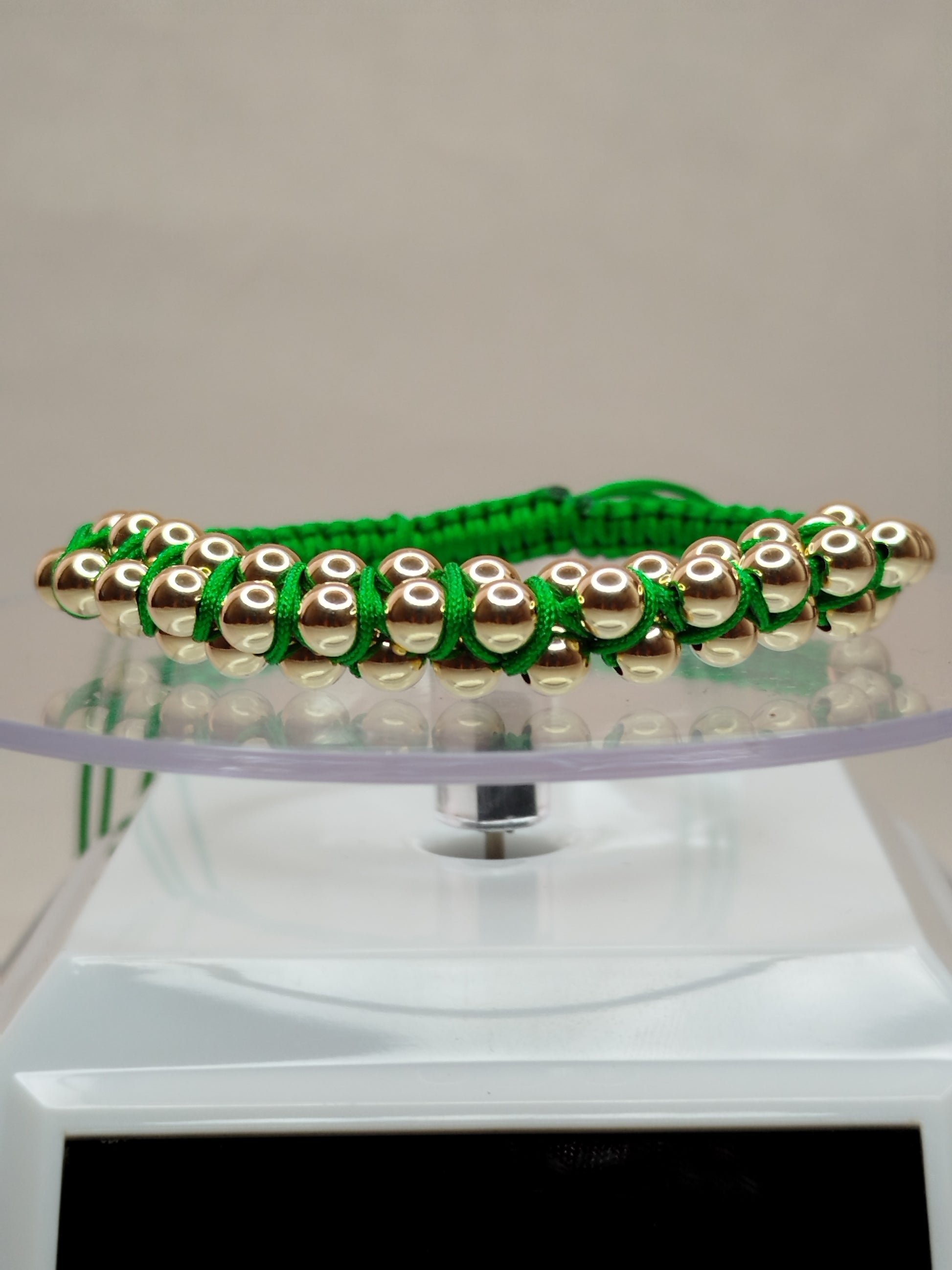Pulsera de hilo verde con 45 pelotitas de oro 14k / oro 18k